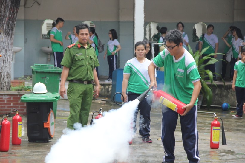 Học sinh Trường THPT Lê Quý Đôn thực hành xử lý khi bình gas rò rỉ khí