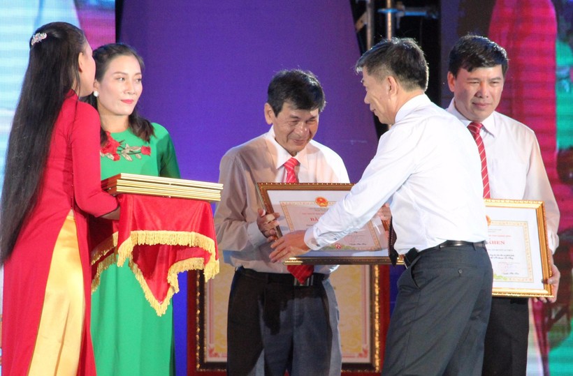 Ông Nguyễn Hữu Hoài, chủ tịch UBND tỉnh Quảng Bình trao bằng khen cho ngành GD&ĐT huyện Lệ Thuỷ vì những đóng góp trong việc bảo tồn và phát triển điệu Hò khoan Lệ Thuỷ.