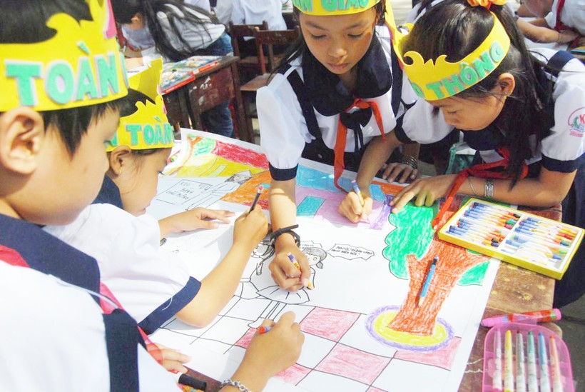 Học sinh Trường Tiểu học Thới Bình (huyện Trần Văn Thời, Cà Mau) trong giờ học ngoại khóa

