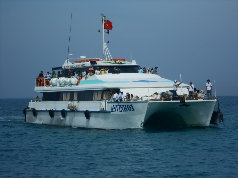 Tuy thời tiết biển động mạnh nhưng tàu chở khách An Vĩnh 01 vẫn vượt sóng to để chở chị Dương Thị Thu vào cấp cứu tại đất liền.