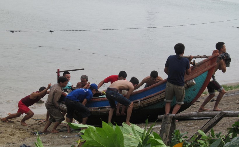 Người dân đưa thuyền lên bờ để tránh bão