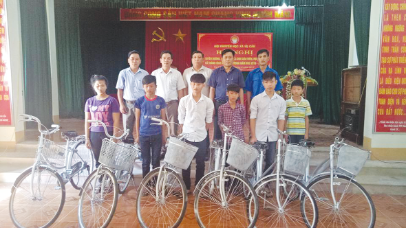 Hội Khuyến học xã Vụ Cầu (Hạ Hòa) tặng xe đạp cho học sinh nghèo vượt khó nhân dịp đầu năm học 2017 – 2018.