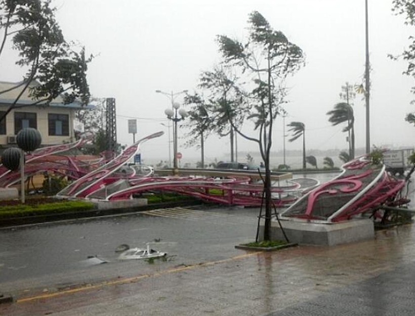 Cổng chào tại Tp. Đồng Hới đổ sập khi bão đi qua