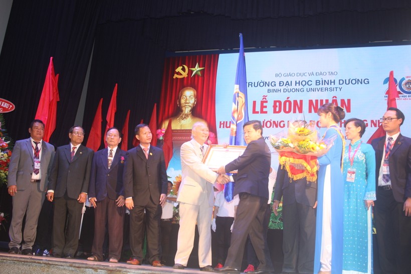 Ông Trần Thanh Liêm - Phó Bí thư Tỉnh ủy, Chủ tịch UBND tỉnh Bình Dương trao Huân chương Lao động hạng nhì của Chủ tịch nước cho tập thể trường ĐH Bình Dương
