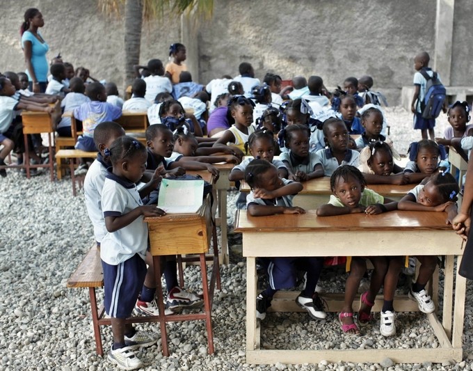 Lớp học tạm bợ ở những nơi nghèo nhất thế giới 