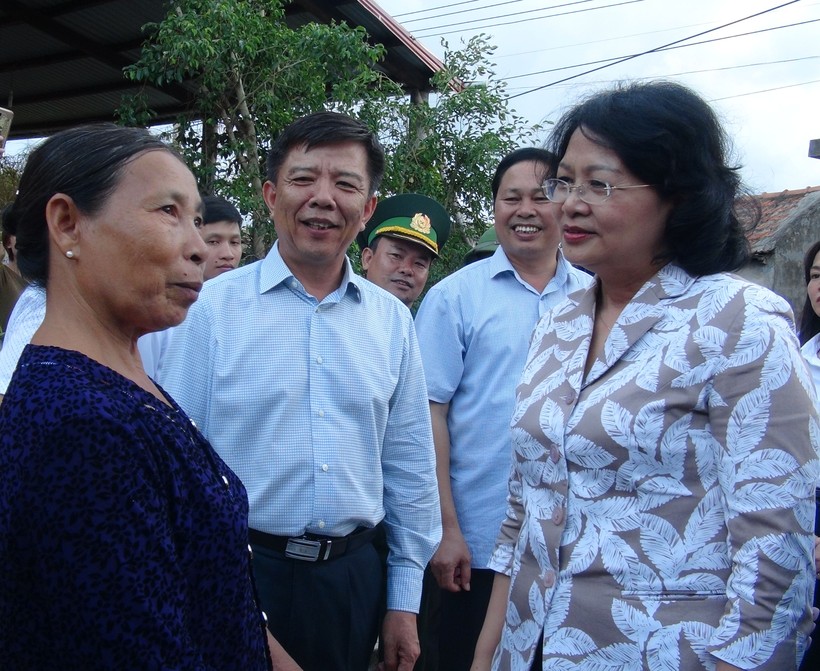 Phó chủ tịch nước Đặng Thị Ngọc Thịnh thăm động viên người dân Quảng Bình

