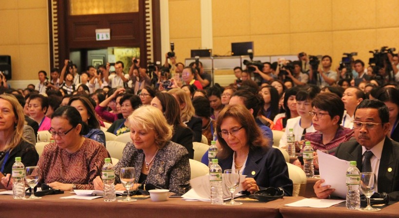 Các đại biểu tham dự diễn đàn đối thoại công tư về phụ nữ và kinh tế trong APEC