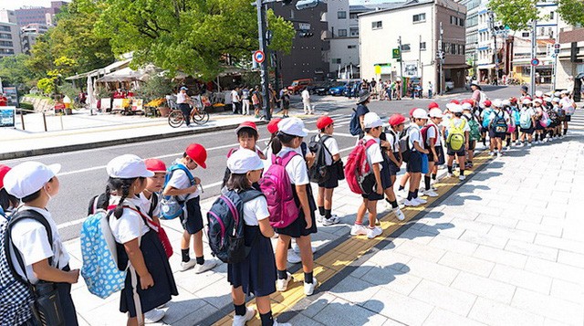 Quãng đường học sinh Nhật đi về do nhà trường quy định và có sự tuần tra giám sát nghiêm ngặt của các phụ huynh tình nguyện - Ảnh: JapanToday