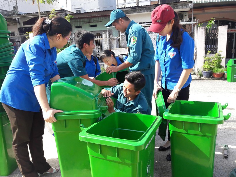 Các thanh niên làm lại thùng rác tại ngày hội