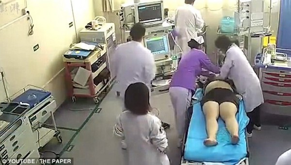 Các bác sĩ đã phải xé bỏ quần áo để cố gắng cấp cứu cho con trai ông Li