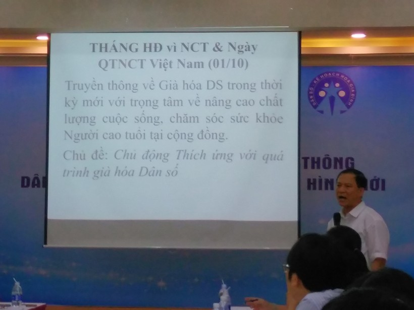  Bác sỹ Mai Xuân Phương, Phó Vụ trưởng Vụ Truyền thông-Giáo dục, TCDS-KHHGĐ, Bộ Y tế phát biểu tại buổi hội thảo Truyền thông Dân số và phát triển trong tình hình mới.