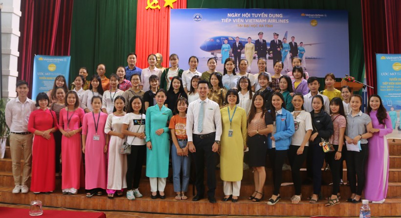 Vietnam Airlines tuyển dụng tiếp viên hàng không tại Trường Đại học Hà Tĩnh