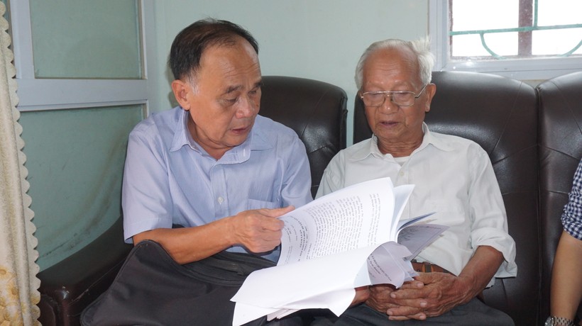Ông Quang và ông Lộc trao đổi với nhau về công tác khuyến học, khuyến tài