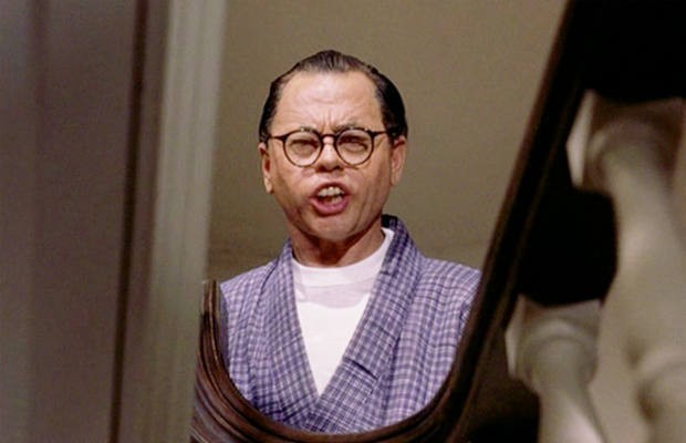 Mickey Rooney vào vai doanh nhân người Nhật với hàm răng vẩu và cặp kính đít chai.