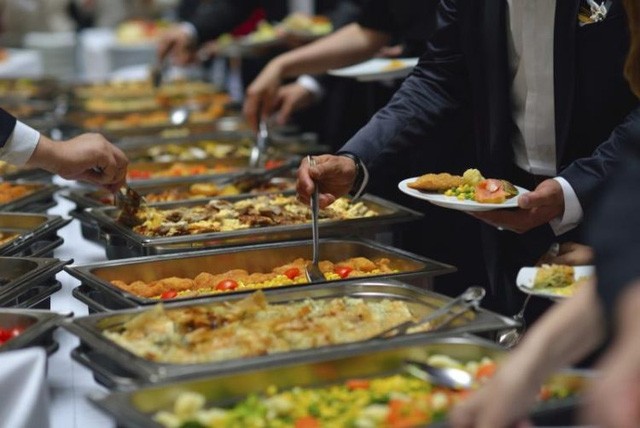 “Thánh ăn chùa” 14 năm đi viếng người lạ để “tranh thủ” tiệc buffet