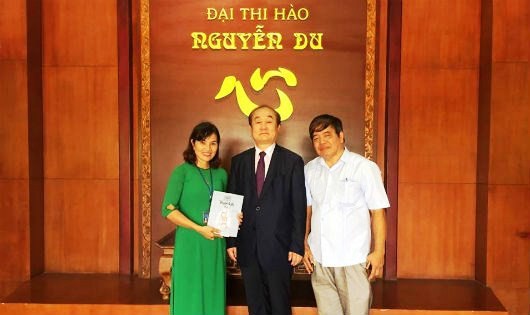 GS.TS Ahn Kyong – Hwan trao tặng cuốn truyện Kiều bằng tiếng Hàn Quốc cho đại diện ban Quản lý khu di tích Nguyễn Du (Hà Tĩnh).
