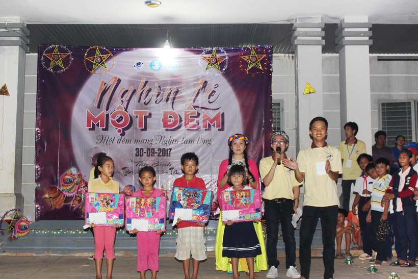  Chương trinh “Nghìn lãn một đêm” được các sinh viên tổ chức cho các em học sinh biên giới Tây Ninh