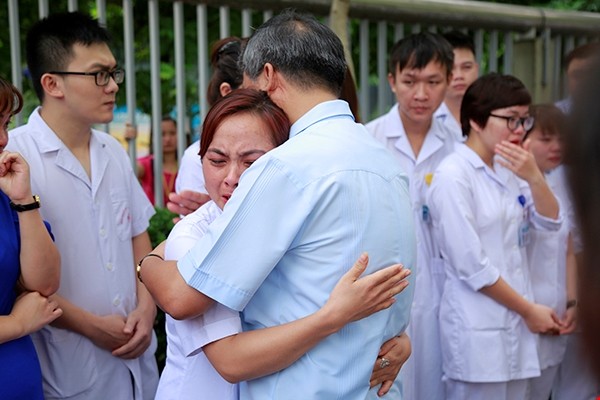 Phút chia tay đầy nước mắt của vị viện trưởng bệnh viện về hưu