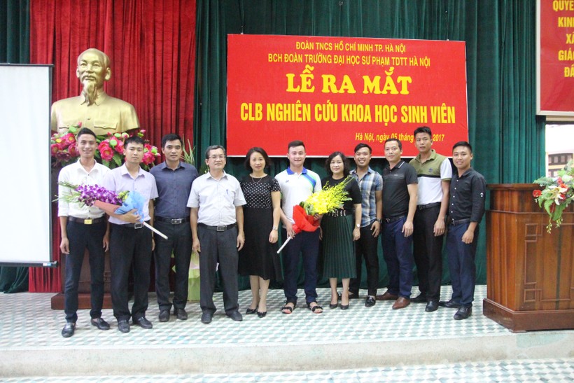 Các thành viên ban chủ nhiệm Câu lạc bộ NCKH sinh viên chụp ảnh với đại diện lãnh đạo Nhà trường