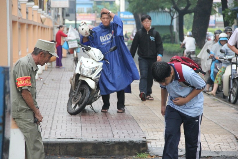 Học sinh Trường THPT chuyên Lê Hồng Phong luôn dành cho bác Lũy sự kính trọng (ảnh chụp sáng ngày 6/10)