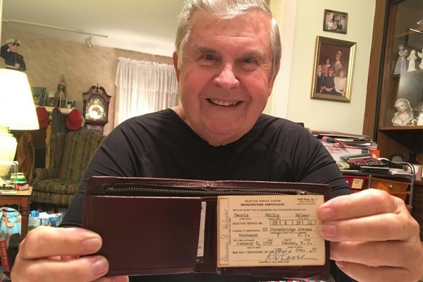 Denis Helmer và chiếc ví mà ông đã bị lấy cắp từ cách đây 47 năm