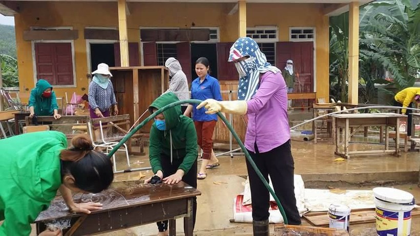 Giáo viên trường Tiểu học Cảnh Hoá (Quảng Trạch – Quảng Bình) dọn vệ sinh sau bão lũ