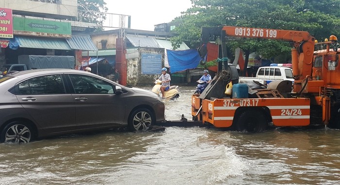 Nghệ An: Mưa lớn, quốc lộ ách tắc, nhiều nơi ngập trong biển nước