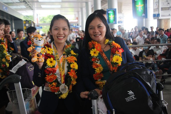 Vũ Hoàng Trinh(bên trái), 21 tuổi – nữ thí sinh duy nhất của đoàn Việt Nam tham dự Kỳ thi Tay nghề Thế giới lần thứ 44 