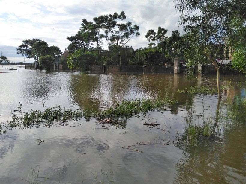 Các hồ, đập xả lũ, nhiều vùng hạ nguồn sông Lam bắt đầu bị ngập do nước sông dâng cao