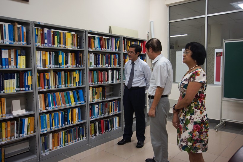 Thứ trưởng Nguyễn Văn Phúc thăm phòng sách của Viện. (đứng thứ 3 từ phải sang)