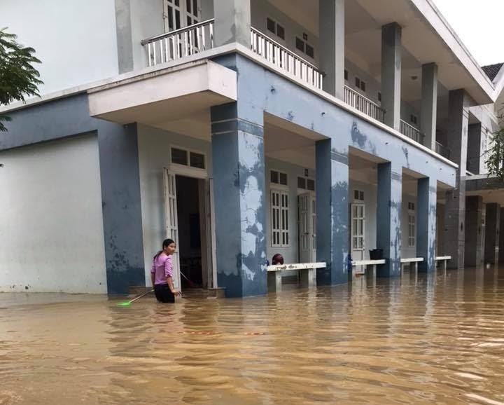 Trường THCS Phan Đình Phùng, xã Sơn Hàm (Hương Sơn-Hà Tĩnh) hiện nay vẫn bị ngập sâu, học sinh vẫn chưa thể đến trường. Ảnh Quỳnh Hoa