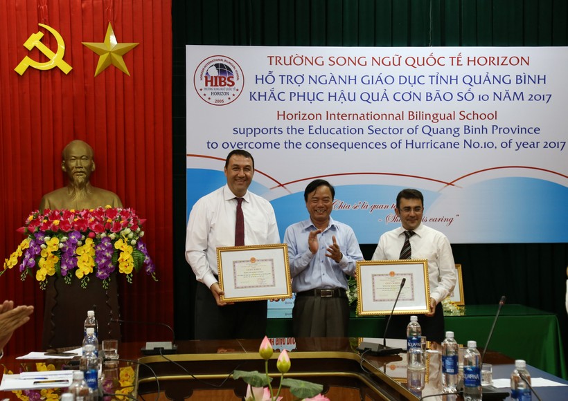 Đại diện lãnh đạo Trường Song ngữ Quốc tế Horizon trao quà cho đại diện sở GD&ĐT tỉnh Quảng Bình.