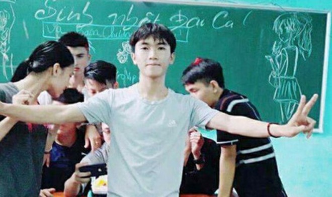 Em Nguyễn Văn Long học sinh lớp 12A1, Trường THPT Tây Hiếu dũng cảm cứu người bị nước cuốn trôi