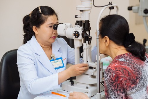  Bác sĩ Bệnh viện Mắt Kỹ thuật cao Phương Nam đang khám mắt cho bệnh nhân

