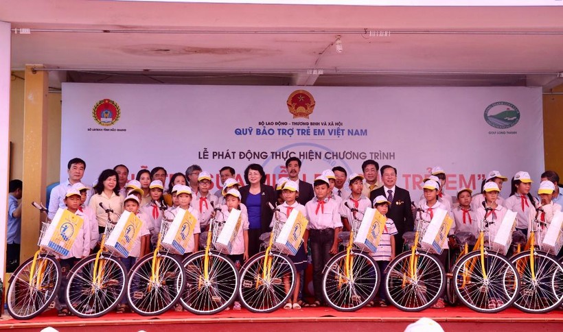 Phó chủ tịch Nước Đặng Thị Ngọc Thịnh và lãnh đạo các Bộ, ban ngành tặng quà và xe đạp cho trẻ em khó khăn xã Nghĩa Phương.

