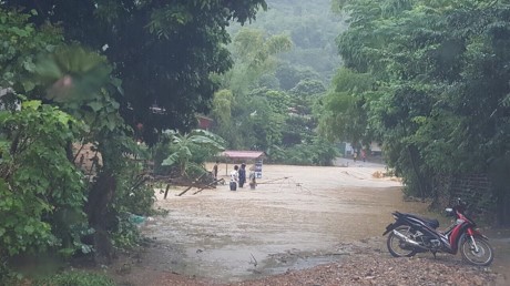 Mưa lũ tàn phá Sơn La, huyện Phù Yên vẫn bị cô lập