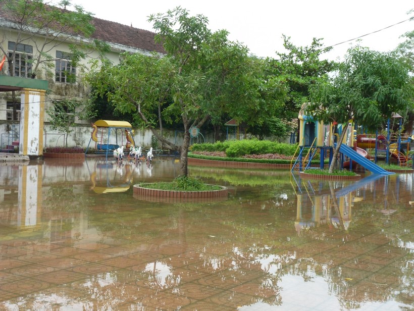 Nghệ An: Hàng nghìn học sinh vẫn chưa thể đến trường do mưa lụt