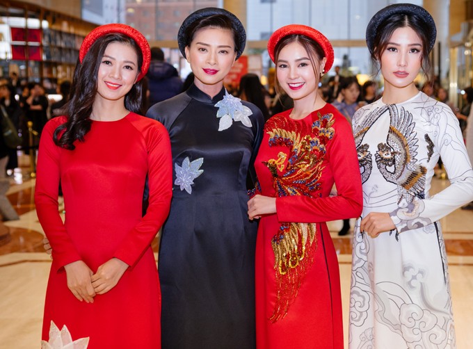 Dàn mỹ nhân của phim “Cô ba Sài Gòn” mang tà áo dài đến thảm đỏ LHP Busan 2017