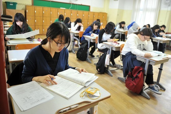Hàn Quốc “kìm cương” cuộc đua giáo dục