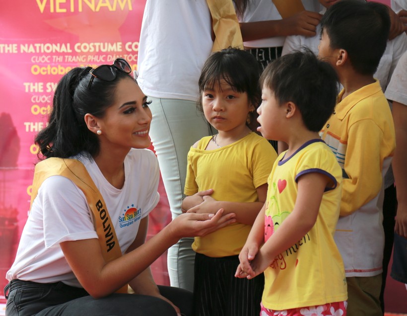 Thí sinh Miss Grand International 2017 thăm trẻ khuyết tật Quảng Xuân