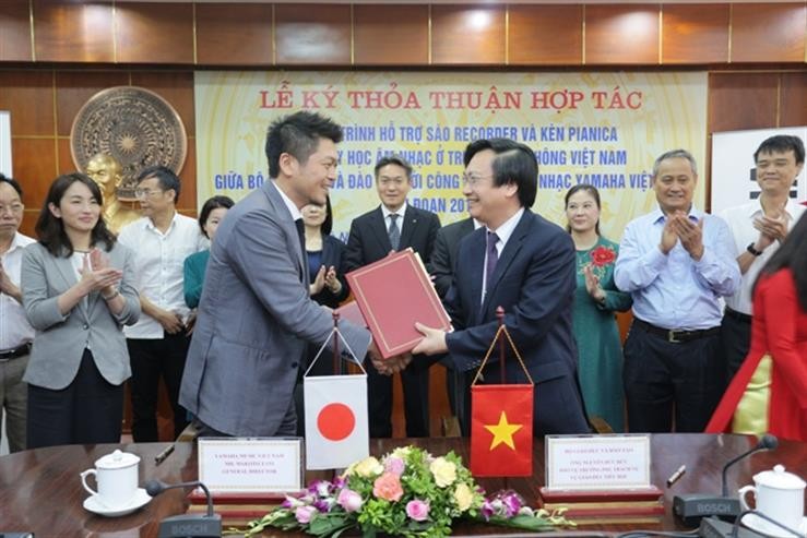 Lễ ký kết biên bản ghi nhớ giữa ông Nguyễn Đức Hữu, Phó Vụ trưởng Phụ trách Vụ GDTH (Bộ GD&ĐT) và ông Makoto Tani, Tổng Giám đốc Công ty TNHH Âm nhạc YAMAHA Việt Nam