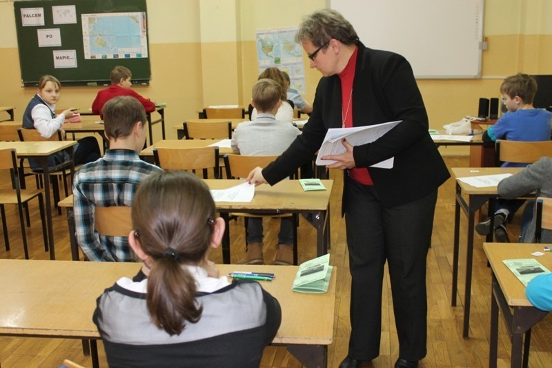 Học sinh tiểu học Ba Lan trong giờ học về bản đồ đất nước Ba Lan