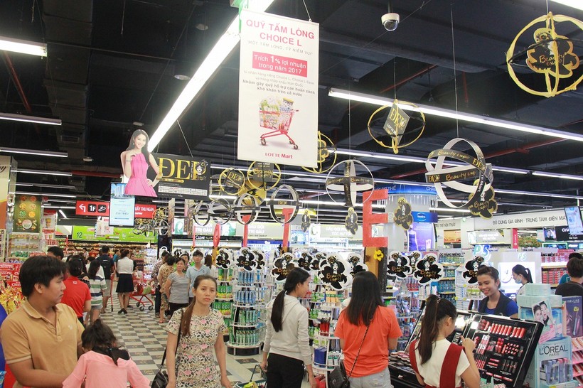 Người dân đến Lotte mark mua sắm trong chuỗi chương trình Beauty Expo