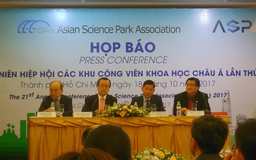 Ông Trần Vĩnh Tuyến – Phó Chủ tịch UBND TPHCM (thứ 2 bên phải) cùng Lãnh đạo Hiệp hội ASPA tham gia buổi họp báo thông tin về Hội nghị ASPA 21