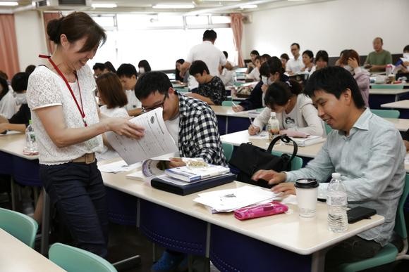 Trường điều dưỡng Nhật Bản  mừng và lo với luật nhập cư mới