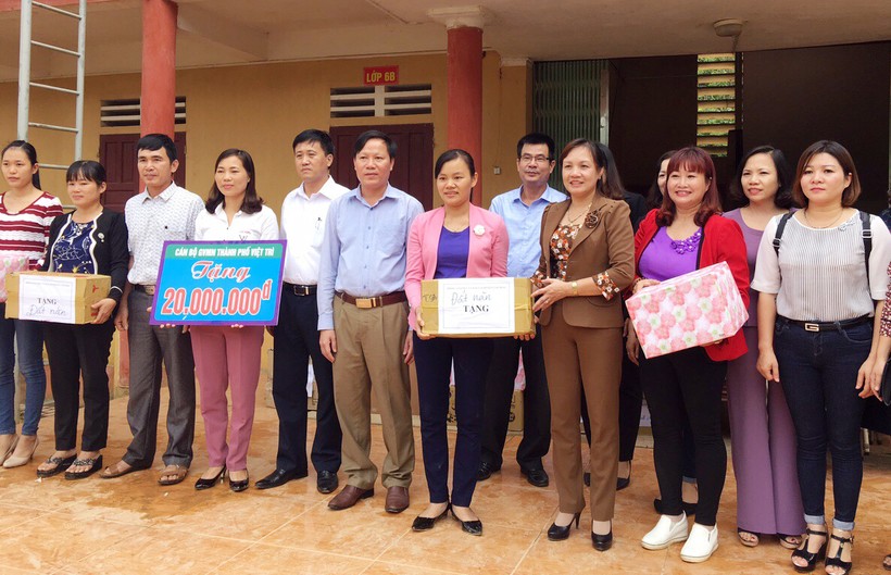 Đại diện Sở GD&ĐT Phú Thọ tặng quà cho các trường mầm non của hai huyện Thanh Sơn và Tân Sơn bị ảnh hưởng nặng nề bởi mưa lũ