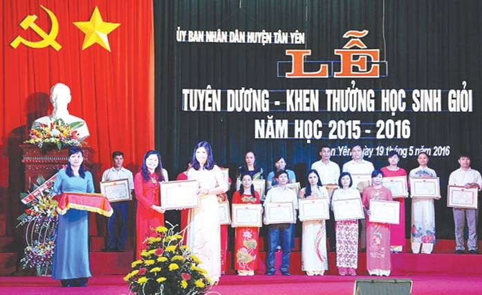 Cô Trần Thị Luyến được UBND huyện Tân Yên (Bắc Giang) tuyên dương khen thưởng