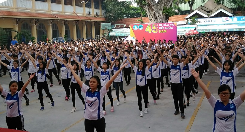 Hơn 200 SV trình diễn trên nền bài hát “Rock Đại học Sài Gòn”