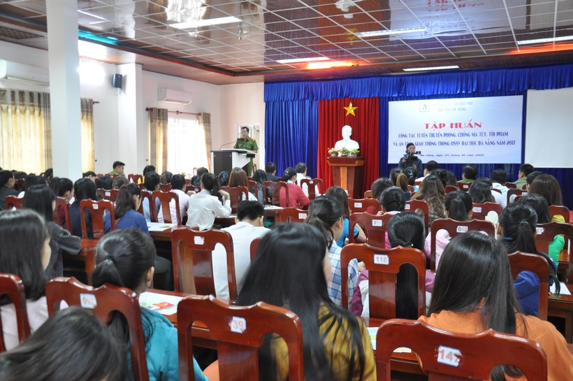 Có gần 300 học sinh-sinh viên là cán bộ lớp, đoàn, đội, câu lạc bộ thuộc các cơ sở giáo dục đại học thành viên ĐH Đà Nẵng tham dự chương trình Tập huấn.