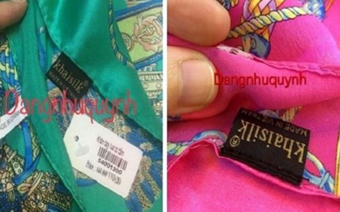 Khách hàng tố khăn lụa có 2 nhãn mác khác nhau là made in China và thương hiệu Khaisilk. Ảnh: internet.